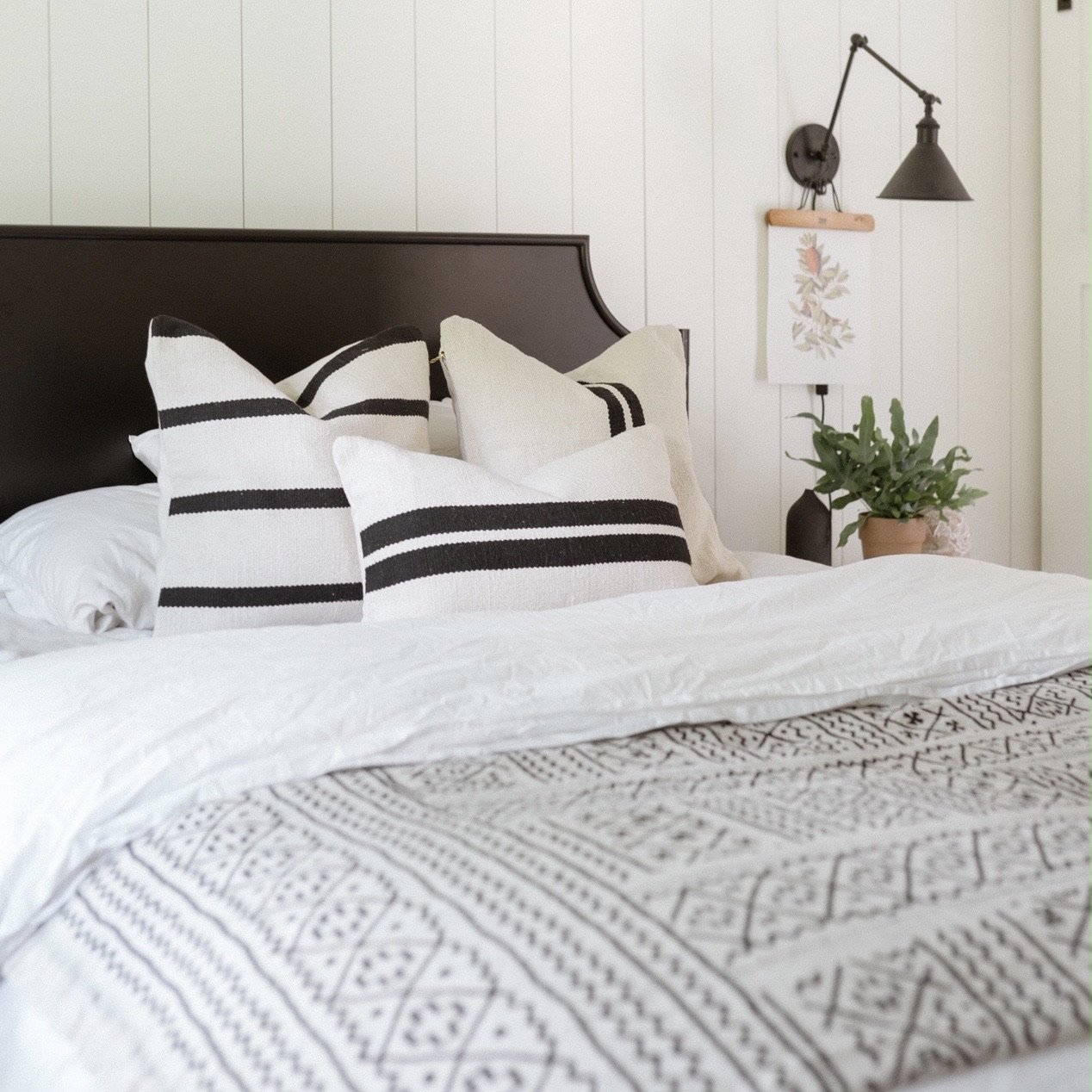 Viti Handwoven Black and Cream Pillow - Theloomia