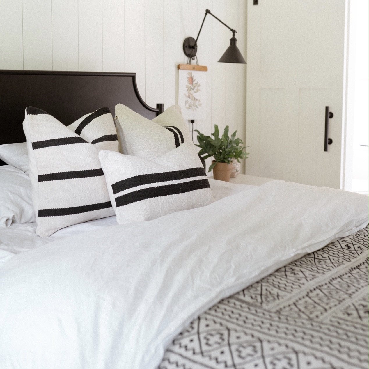 Viti Handwoven Black and Cream Pillow - Theloomia