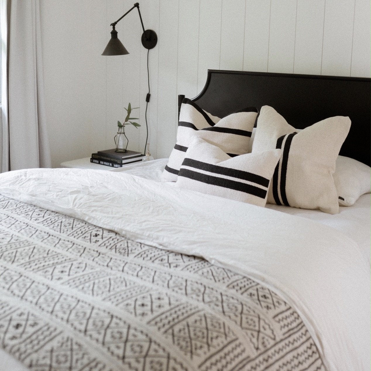 Ruhi Handwoven Black and Cream Pillow - Theloomia